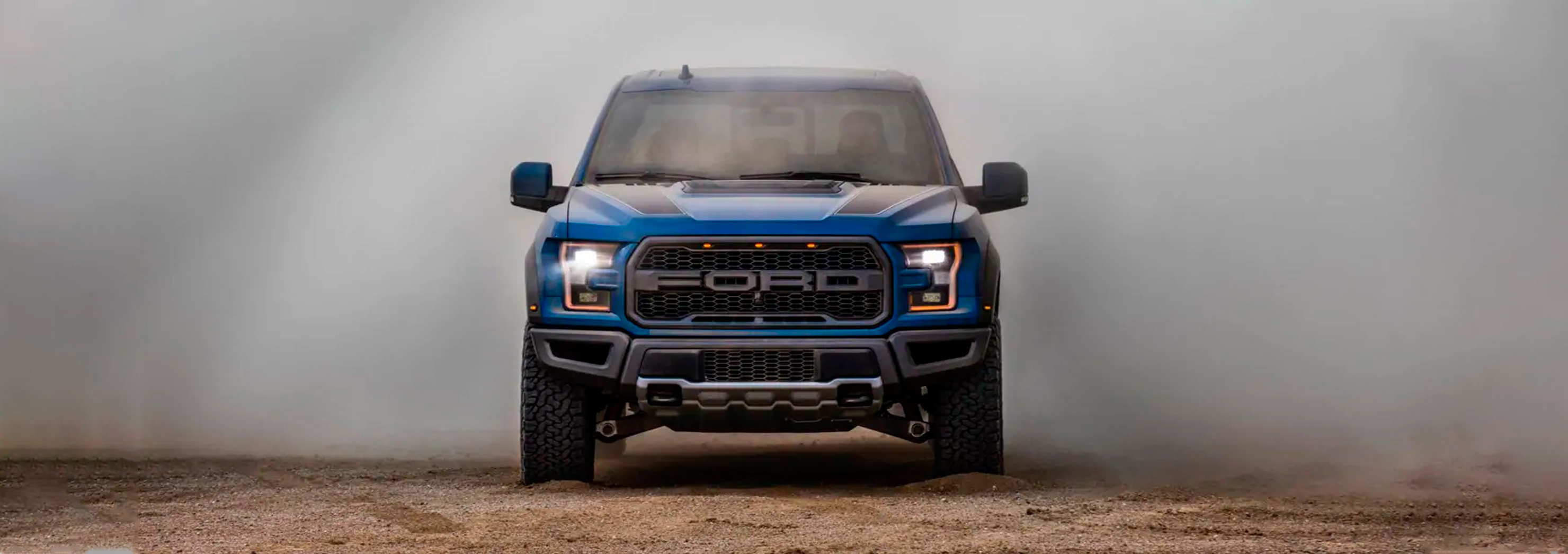 Dos Raptor estacionadas una al lado de otra en la arena