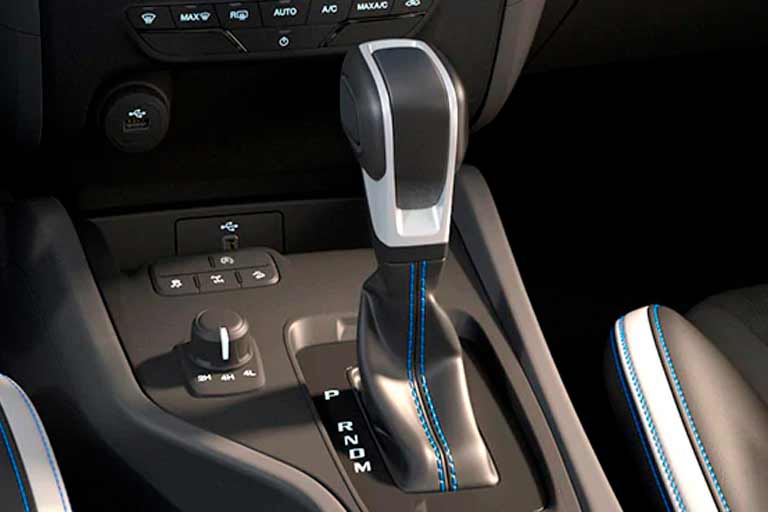 Primer plano de una rueda de Raptor sobre piedras